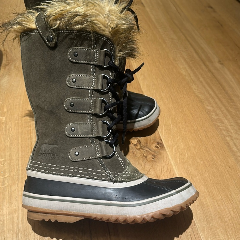 Sorel JOAN OF ARTIC Olive and Black Winter Boots with Faux Fur